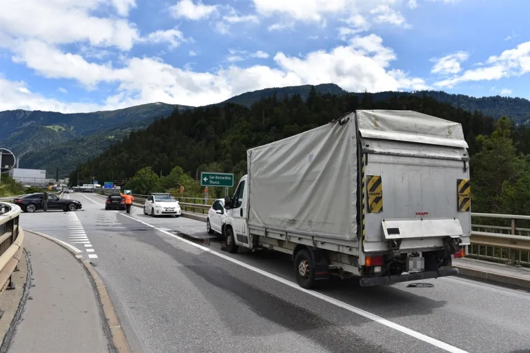 Domat/Ems GR - Frontalkollision mit einem Lieferwagen