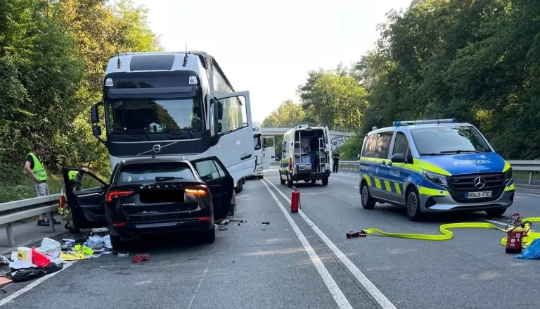 Paderborn – Ein Toter nach Kollision von Pkw und Lkw