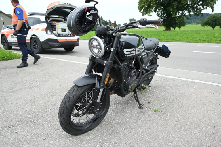 Unfall bei Zuzwil SG – Motorradlenker knallt gegen Kandelaber