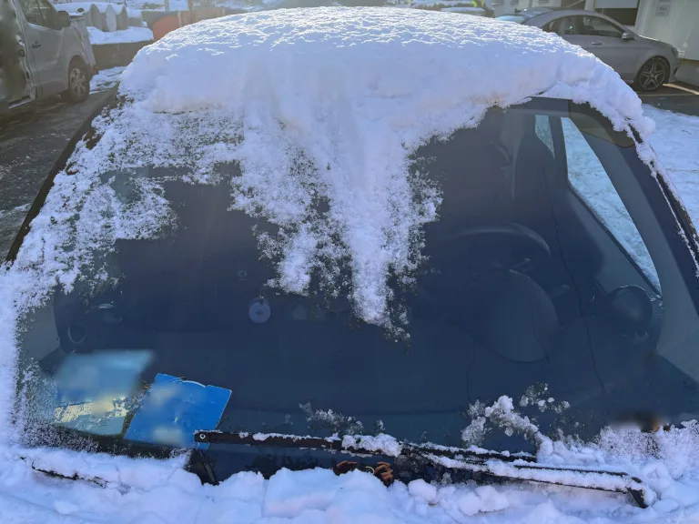 Luzern – Auto nicht von Eis und Schnee befreit