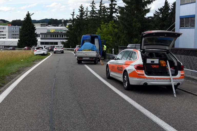 Oberbüren SG - Betrunkener Fahrer baut Unfall auf der Autobahn