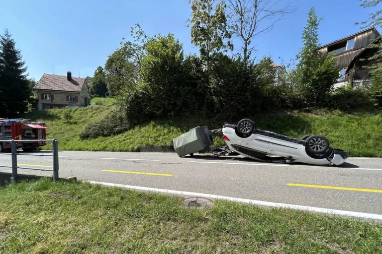 Trogen AR – Lenker nach Sekundenschlaf verunfallt
