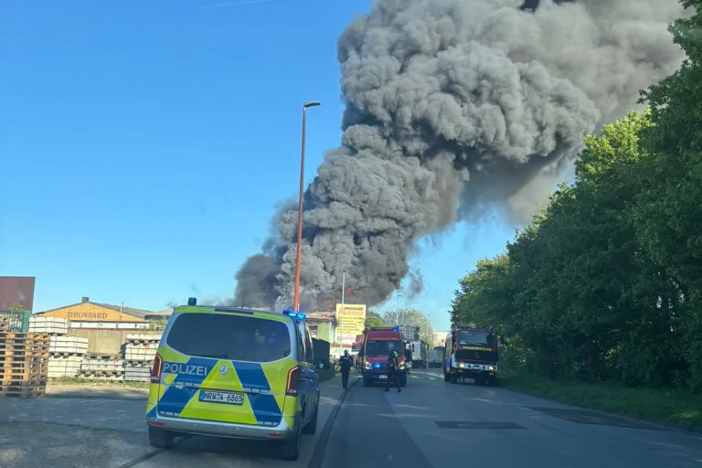 Grevenbroich – Betrieb bei Großbrand im Industriegebiet zerstört