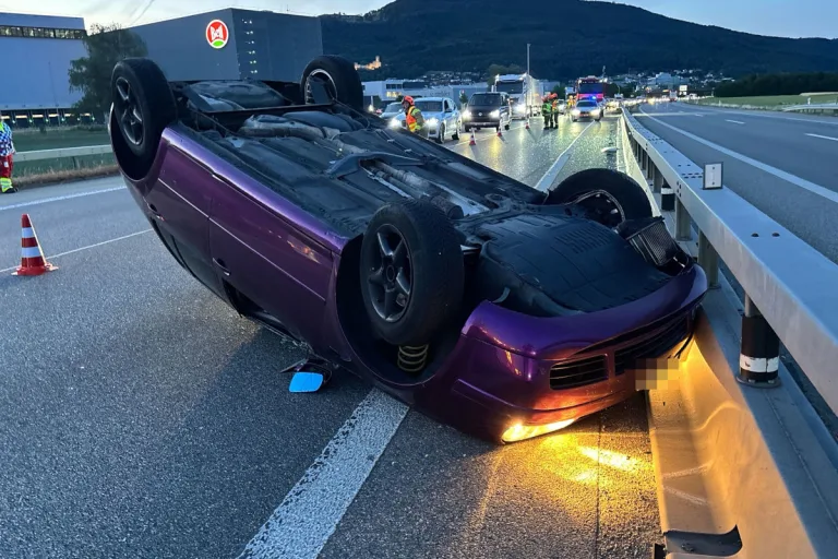 Unfall bei Oensingen SO – Auto überschlägt sich auf der A1