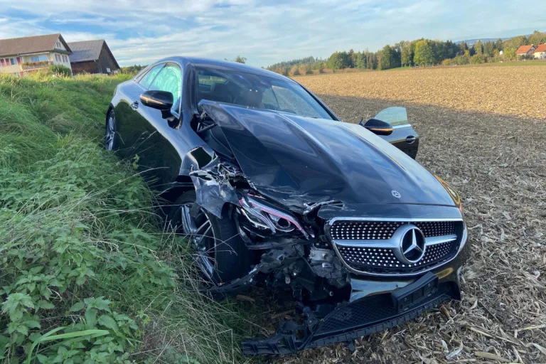 Benzenschwil AG – Frontal-seitliche Kollision zwischen zwei Personenwagen