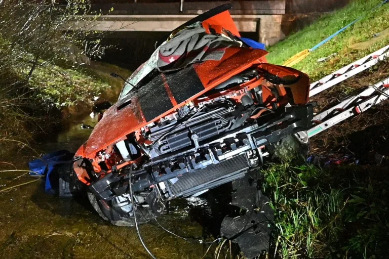 Altstätten SG – Auto landet bei schwerem Unfall im Dürrenbach