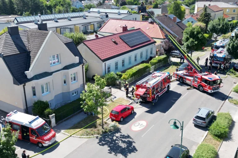 Biedermannsdorf NÖ – Photovoltaikanlage setzt Einfamilienhaus in Brand