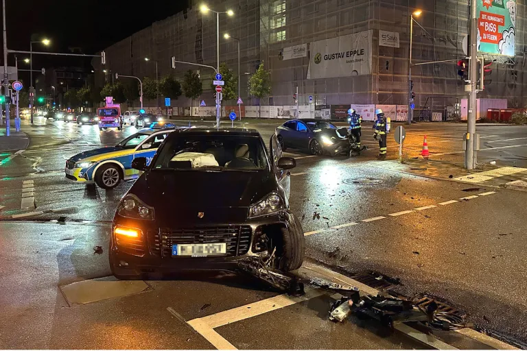 München - Kollision zwischen Tesla und Porsche 