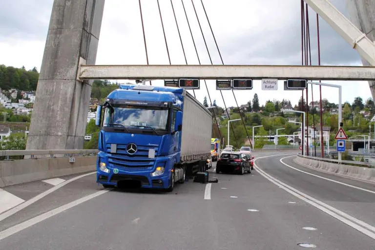 Schaffhausen - LKW erfasst PKW mit vierköpfiger Familie