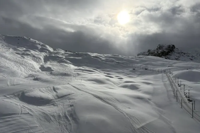 Zermatt VS - Snowboarder stirbt nach Kollision mit Motorschlitten 