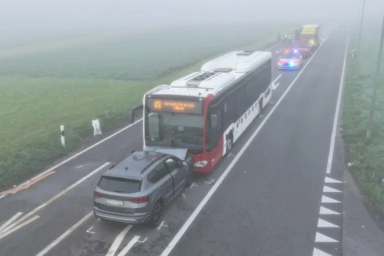 Lussy FR – Drei Verletzte bei Unfall zwischen Auto und Bus