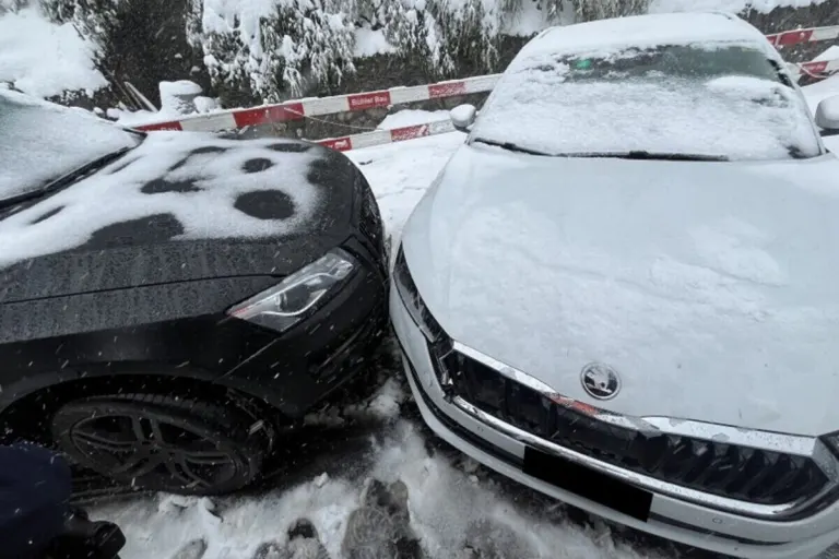 Triesenberg FL - Auf schneebedeckter Strasse verunfallt 