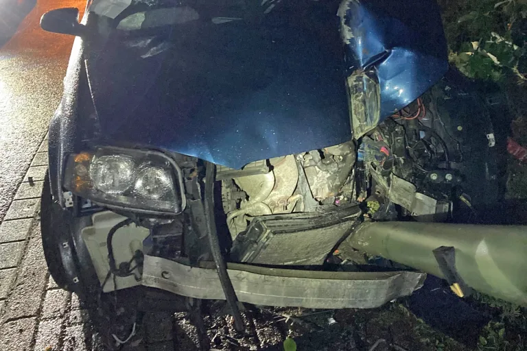 Lindlar NW - Auto am Unfallort gelassen 