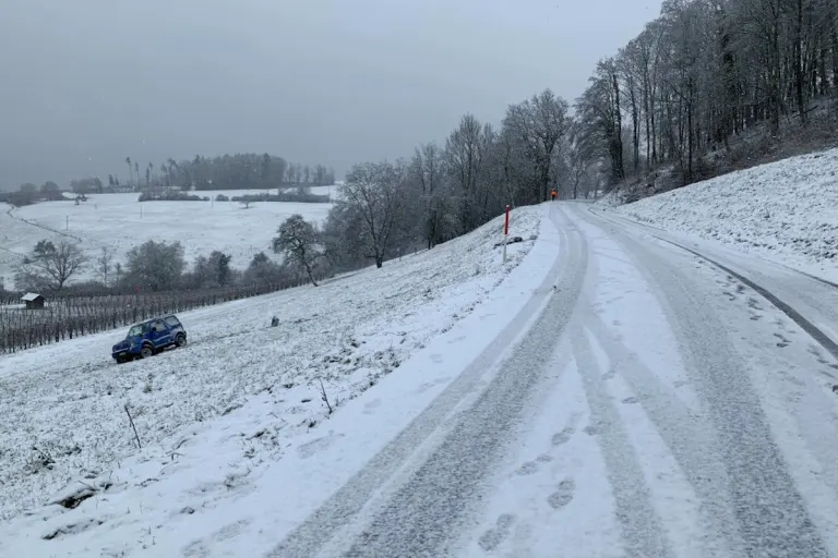Unfall in Hallau SH – Mit Auto überschlagen