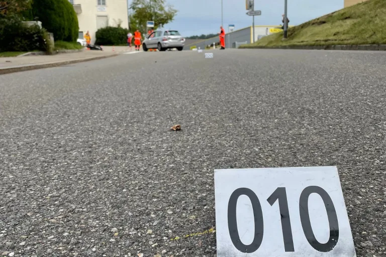 Laupen ZH - Velofahrer wird bei Kollision mit Auto schwer verletzt und muss von der Rega geborgen werden