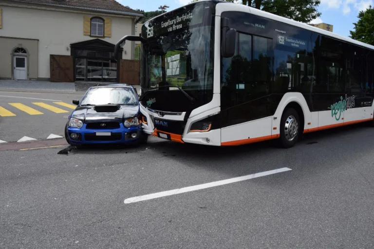 Herisau AR - Bei einer Kollision zwischen Linienbus und Auto entstand nur Blechschaden