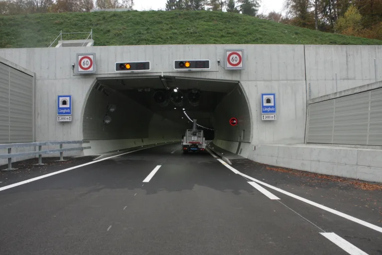 A5 Biel BE – Auto nach Kollision im Tunnel auf Seite gekippt