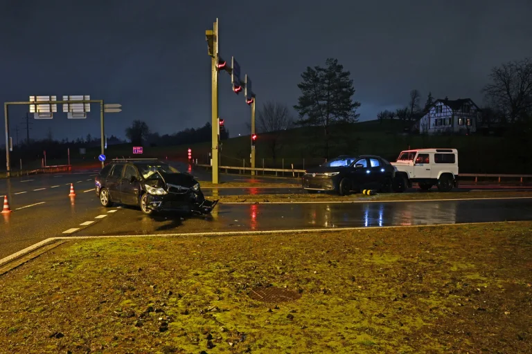 Ebikon LU - Unfall zwischen drei Autos