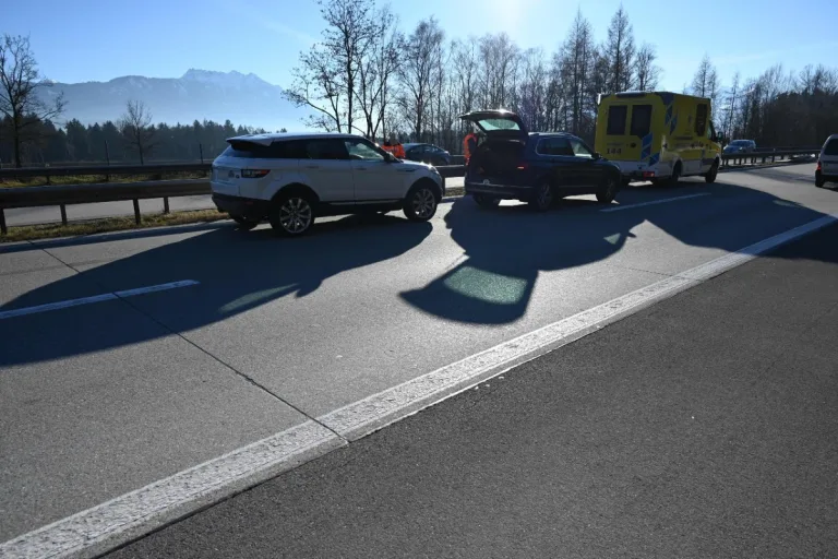 Unfall auf der A13 bei Rüthi SG - Lieferwagenfahrer bemerkt Unfall nicht