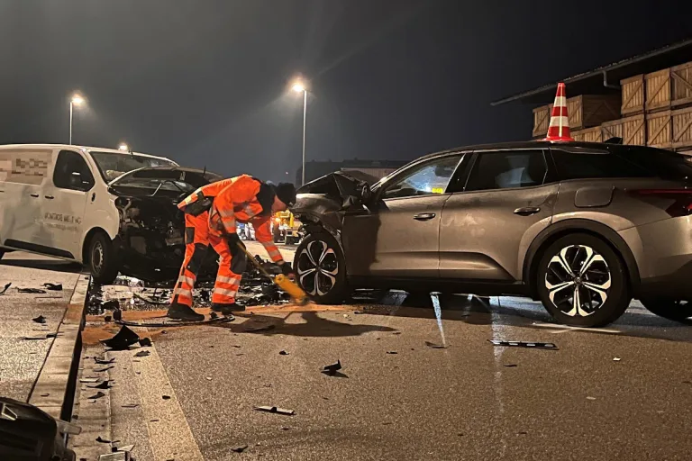 Weiach ZH – Zwei Schwerverletzte nach Frontalkollision