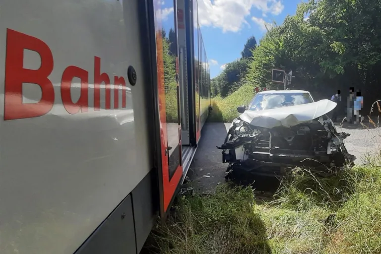 Burbach NW – Unfall  von Pkw mit Regionalbahn an Bahnübergang