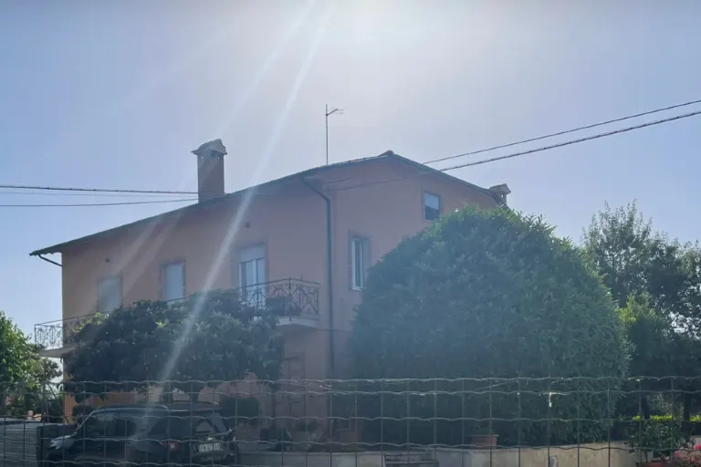 Ancona (it) - Mann schlägt mit Hammer auf Frau ein und meint sie sei tot - danach begeht er Selbstmord