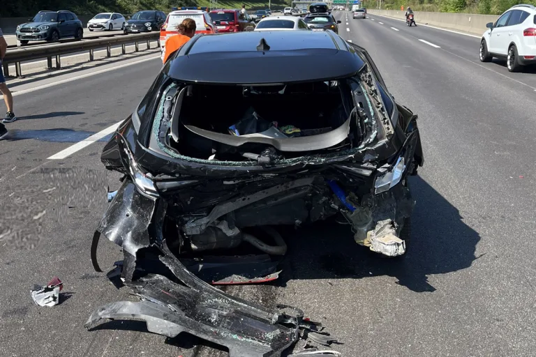 A2 Muttenz BL – Sieben Personen bei Auffahrkollision mit vier Pkw verletzt