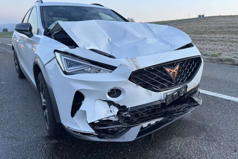 Unfall in Menziken AG – Auto prallt gegen Lastwagen