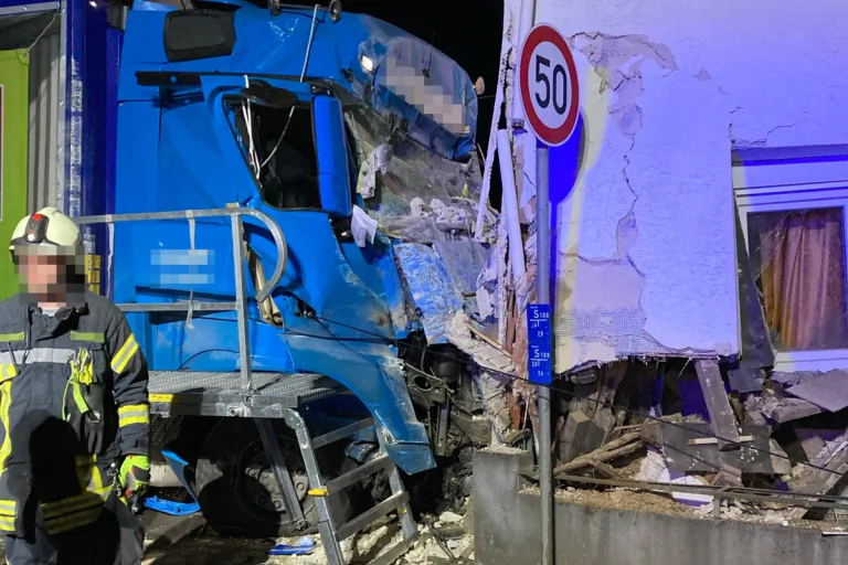 Rabenau-Londorf – Sattelzug kracht bei Unfall in Wohnhaus
