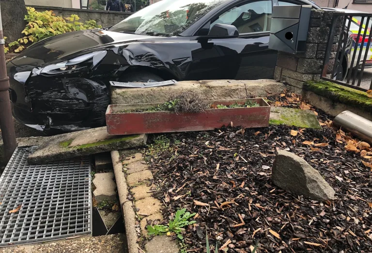 Wörth am Rhein – Nach Verkehrsunfall den Tesla in der falschen Einfahrt geparkt