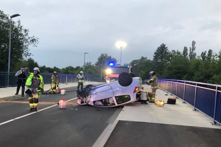 Schwerer Unfall im Nordkreis - Frau bleibt mit Auto auf dem Dach liegen 