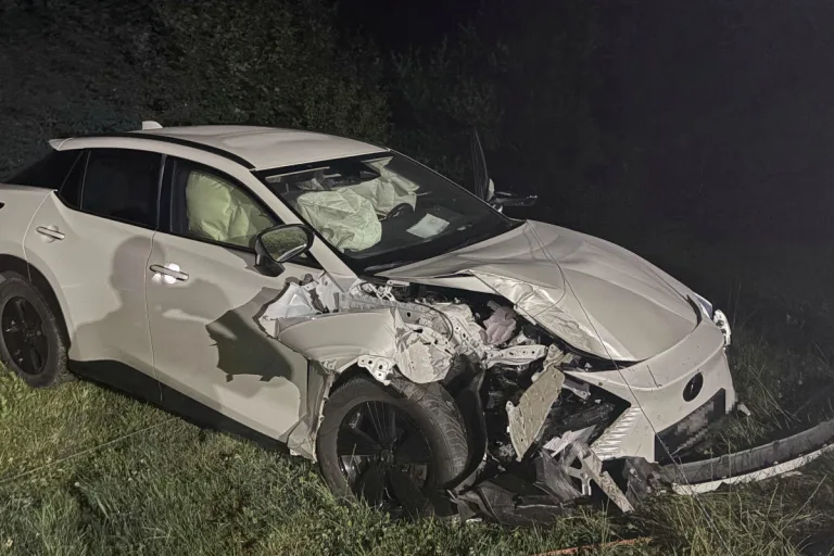 Unfall in Mogelsberg SG – Auto prallt gegen Strommast