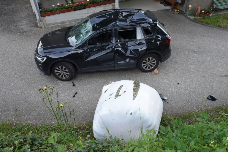 Menznau LU – Siloballen geriet ins Rollen und prallte gegen Auto