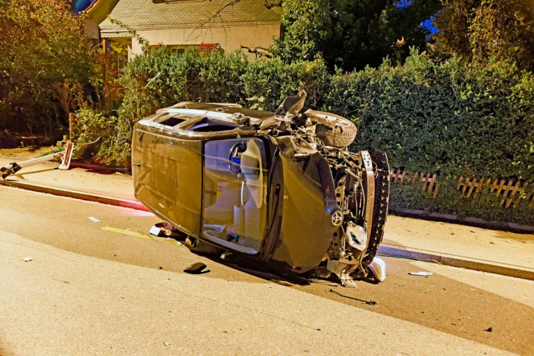 Neuhausen am Rheinfall SH – Autolenker kollidiert mit Ampel und Inselleitpfosten