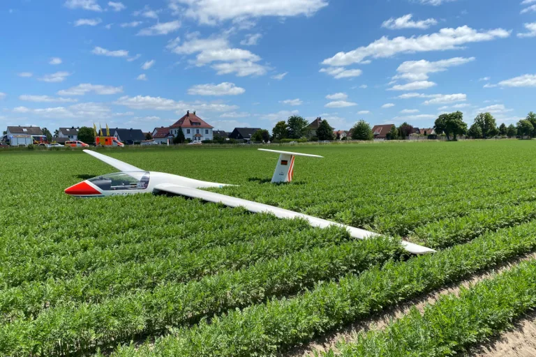 Lage-Waddenhausen – Flugzeug auf Feld abgestürzt