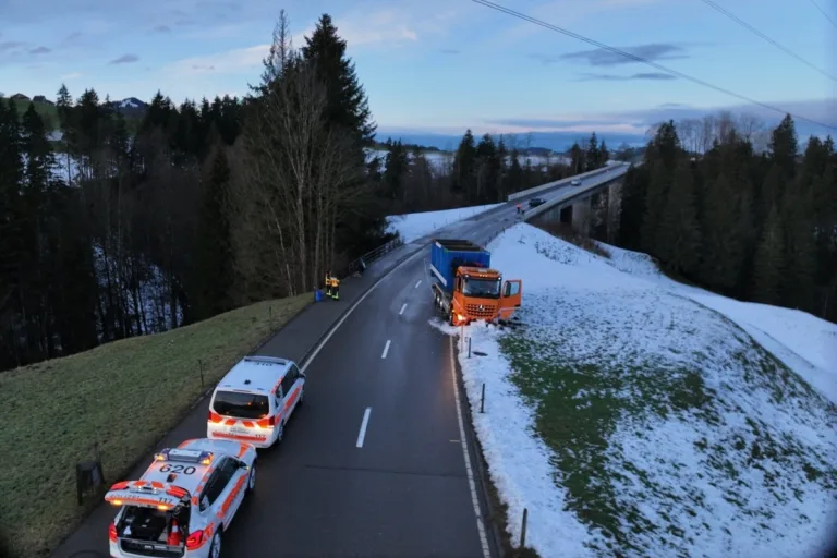 Teufen AR – Autofahrer prallt gegen Lastwagen - Hoher Sachschaden