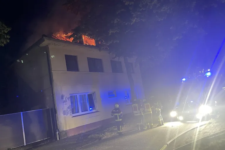 Rotenburg NI - Dachstuhl und Dachgeschosswohnung in Vollbrand