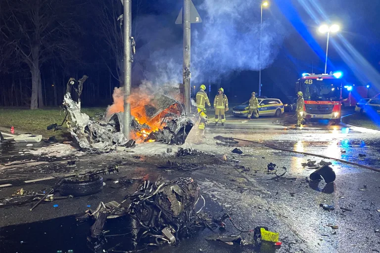 Hannover – Drei Schwerverletzte bei Unfall mit brennendem Pkw