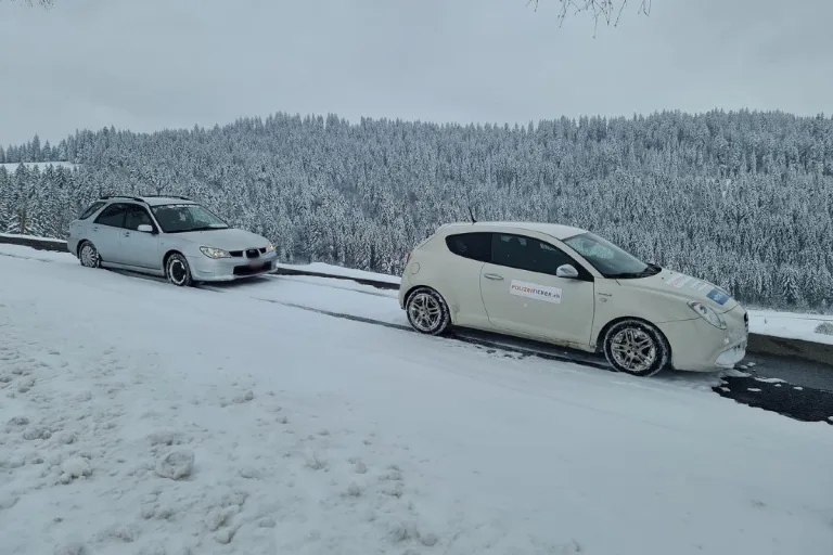 Teilweise schneebedeckte Strassen bis in tiefen Lagen
