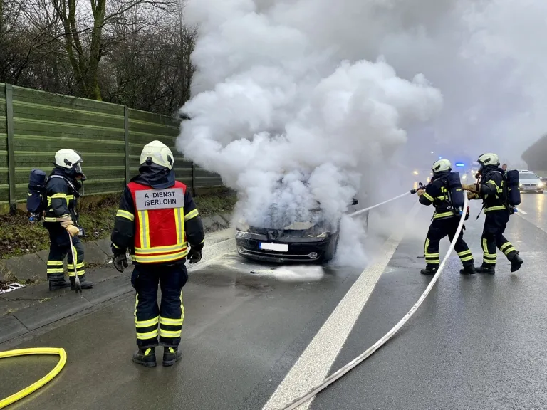 A46 Iserlohn: Pkw-Brand auf der Autobahn