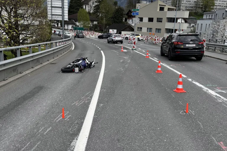 Unfall in Brunnen SZ – Motorradfahrerin kollidiert mit Auto