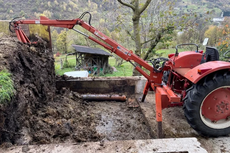 Mesocco GR - Mann klemmt sich auf Traktor Bein ein 