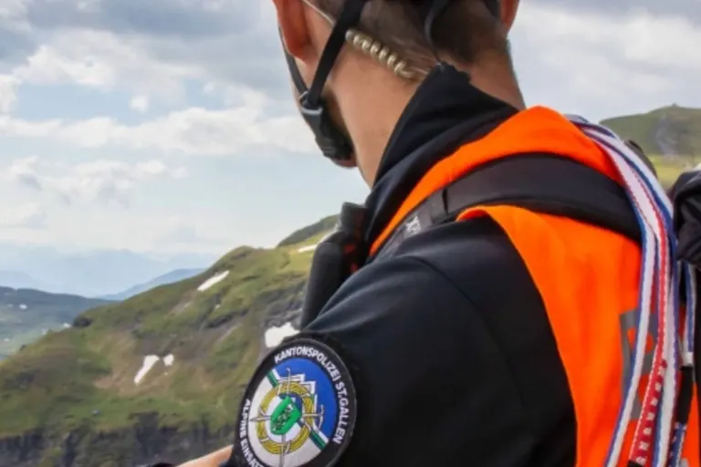  Heiligkreuz (Mels) SG - Rega fliegt verunfallte Wanderin(74) ins Spital