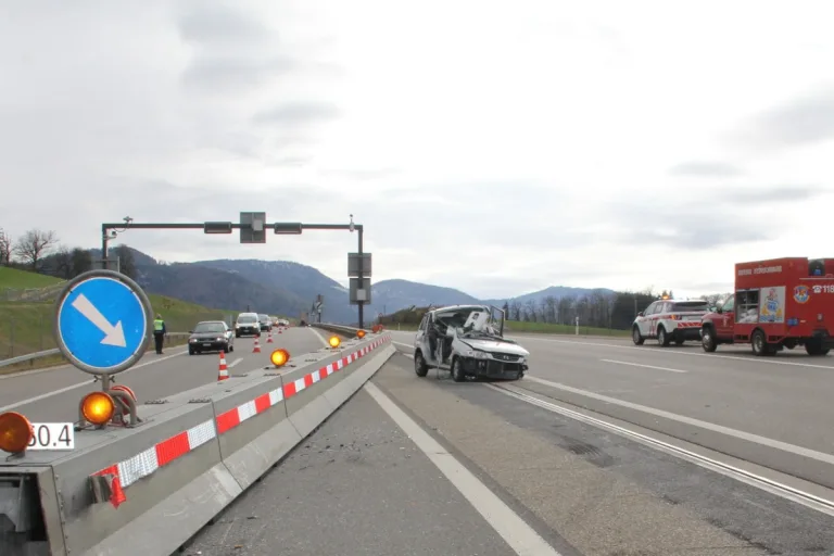 Develier JU - Die verunfallte Lenkerin musste aus dem Autowrack befreit werden!
