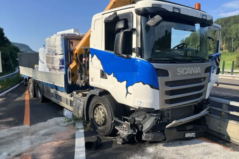 Tenniken BL - Erhebliche Verkehrsbehinderungen nach Unfall auf der A2