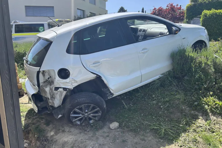 Beinwil am See AG – Lenkerin prallt mit Auto gegen Carport