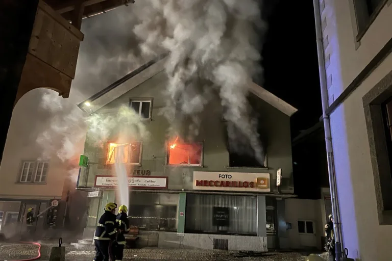 Brand in Andermatt UR - Tote Person aus Brandobjekt geborgen