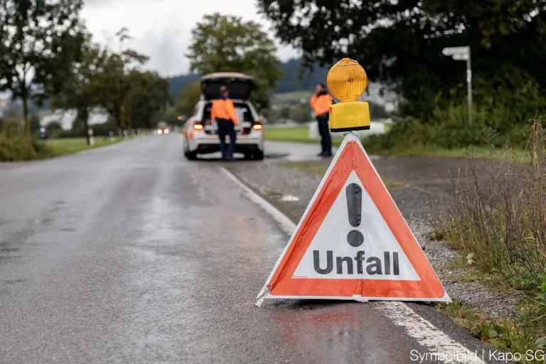Au SG – 28-jähriger Fussgänger nach Unfall verletzt