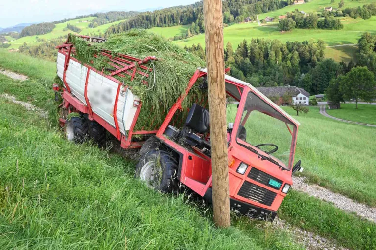 Dreien SG - Rega fliegt Mann nach Unfall mit Motorkarren ins Spital