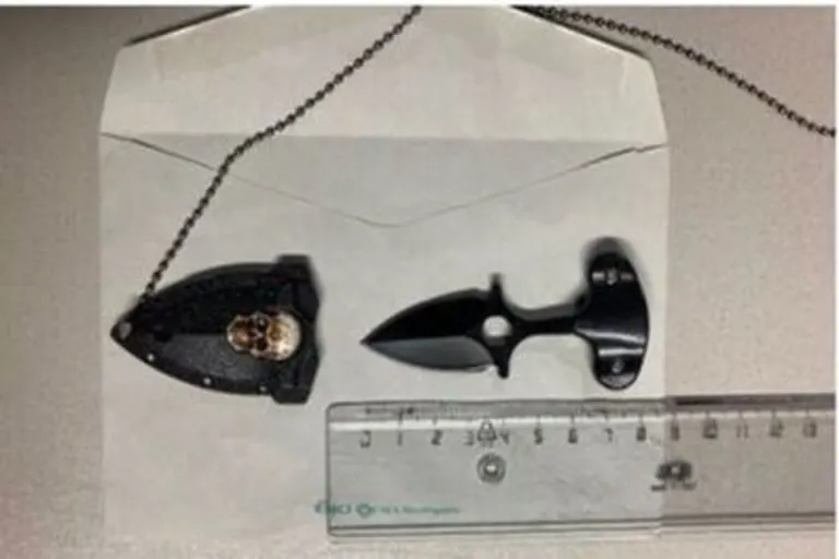 Wien - 25-Jähriger mit einem Faustmesser und einem Hammer verletzt